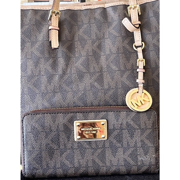 Michael Kors Logo Set - Picture 6 of 11